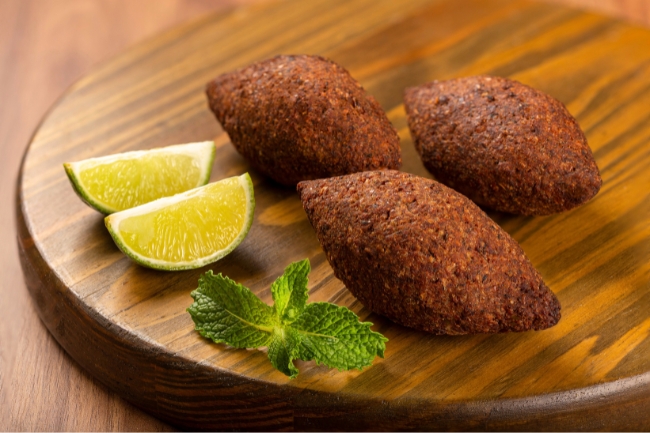 Leia mais sobre o artigo Estratégia culinária para preparar quibe frito com padrão profissional